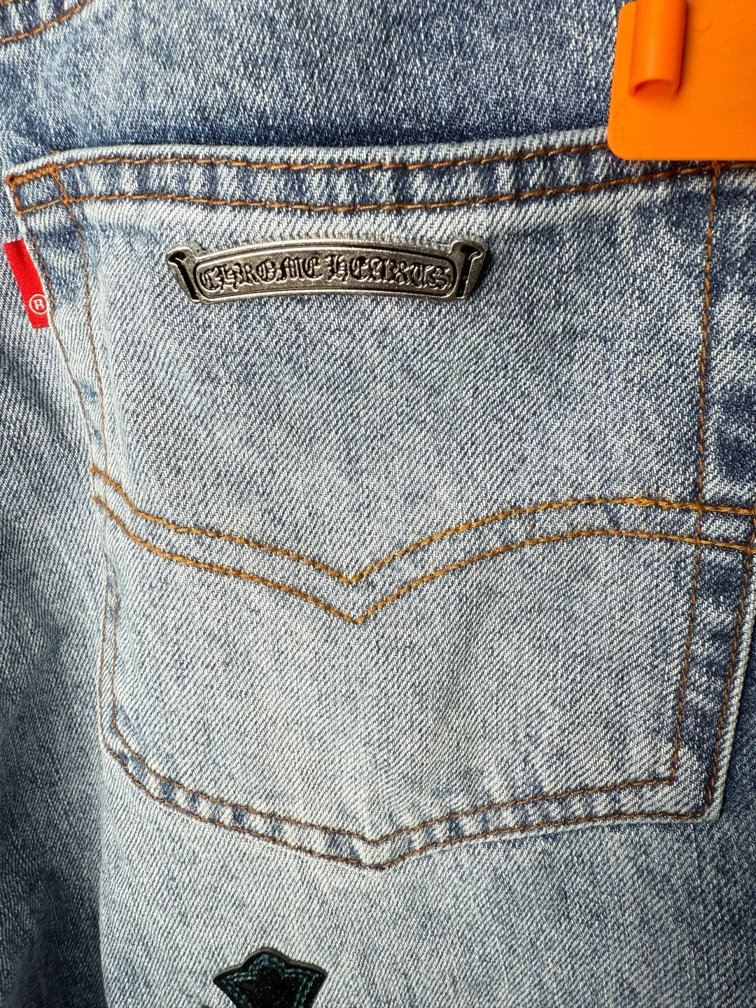 P290 💰 (top version) Croxin & 𝐂𝐡𝐫𝐨𝐦𝐞 𝐇𝐞𝐚𝐫𝐭 ss25 blue pants starry sky ripped button jeans. Styles with different wash textures are very friendly to people with thin legs. The slightly flared version perfectly modifies the leg shape. The timeless and moderate length makes it easy to match and match. It is the basis for various styles and is a must-have in your wardrobe! The fabric is stiff but also makes the upper body soft without losing texture. The washing process is even more perfect. It is a must-have item for everyone! ! ! Washed wheat, hang tag, pants label, complete with three labels Color: blue Size: 28-30-32-34-36 (corresponding to S-M-L-XL-XXL)